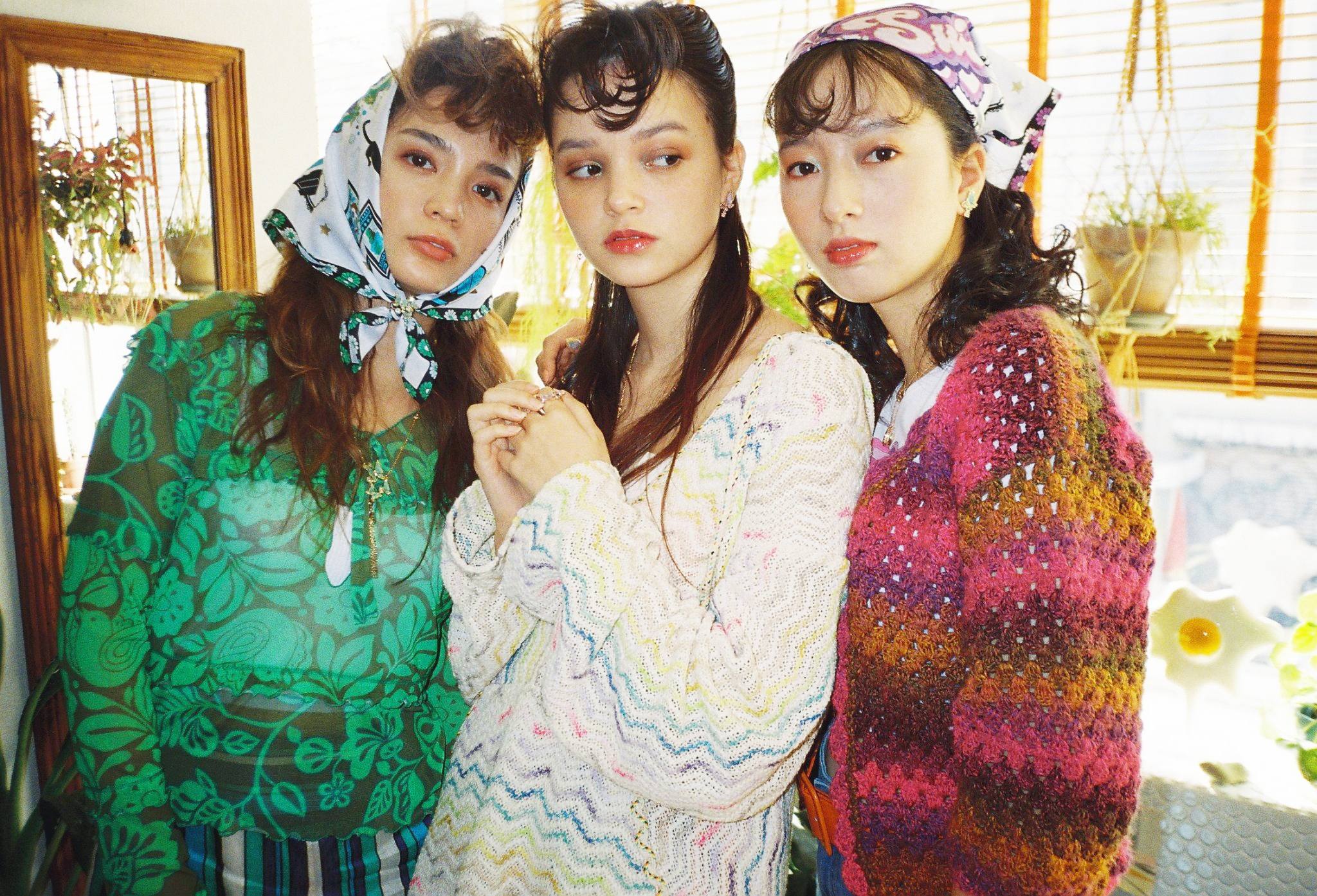 初音、菊池ジェシカ、平井佑奈が、ANNA SUI JAPAN に出演中です。